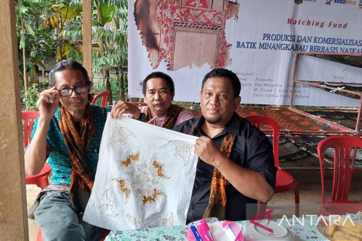 Pramono dan Tim Filolog Unand mengembangkan iluminasi naskah kuno Minangkabau menjadi motif batik. (ANTARA/Ho Pramono)